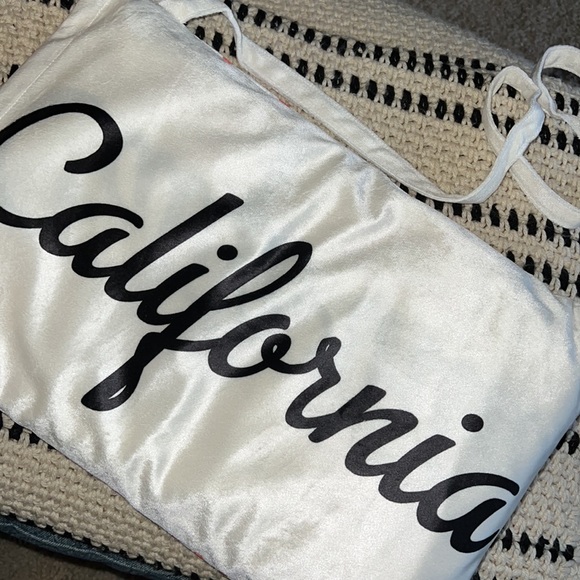California throw blanket with draw string/shoulder strap carry bag. Bran… - Picture 2 of 4
